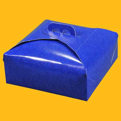 Scatolificio Martinelli Srl: scatola porta torta fondo damascato blu Scatolificio Martinelli Srl: contenitori porta torta realizzati esclusivamente in cartoncino accoppiato nel rispetto dell'ambiente e della salute del consumatore finale